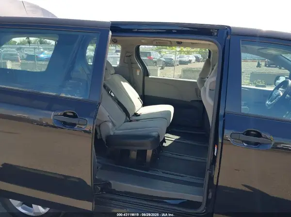 5TDZZ3DC4JS913801 2018 TOYOTA SIENNA - Image 8