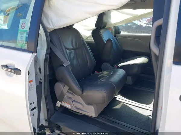 5TDZZ3DC4JS914883 2018 TOYOTA SIENNA - Image 8