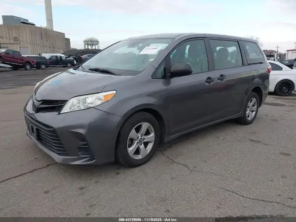 5TDZZ3DC4JS922420 2018 TOYOTA SIENNA - Image 2