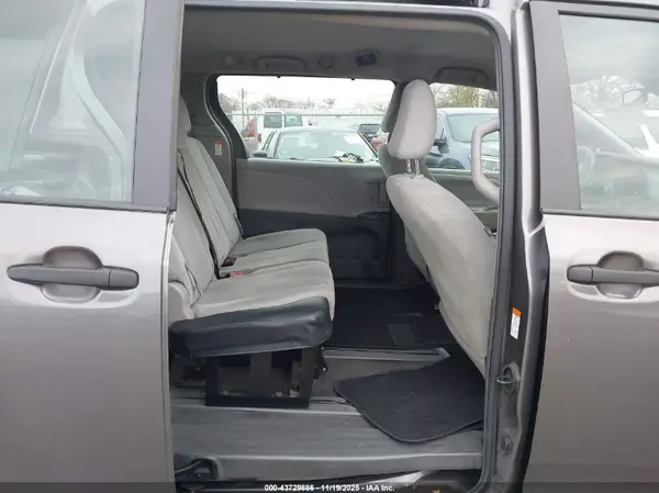 5TDZZ3DC4JS922420 2018 TOYOTA SIENNA - Image 8