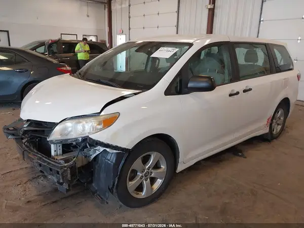 5TDZZ3DC4JS928038 2018 TOYOTA SIENNA - Image 2