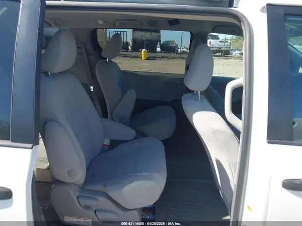 5TDZZ3DC4KS015569 2019 TOYOTA SIENNA - Image 8