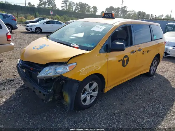 5TDZZ3DC4LS055751 2020 TOYOTA SIENNA - Image 2