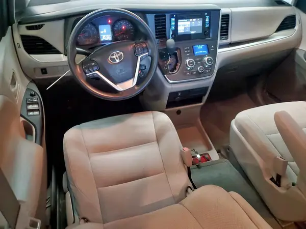 5TDZZ3DC5HS774773 2017 TOYOTA SIENNA - Image 8