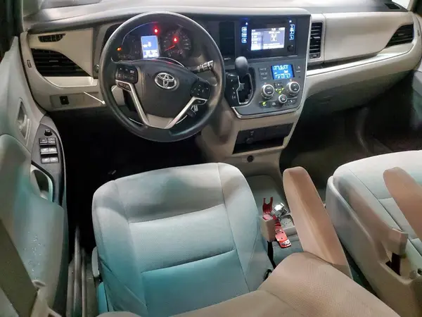 5TDZZ3DC5HS788804 2017 TOYOTA SIENNA - Image 8