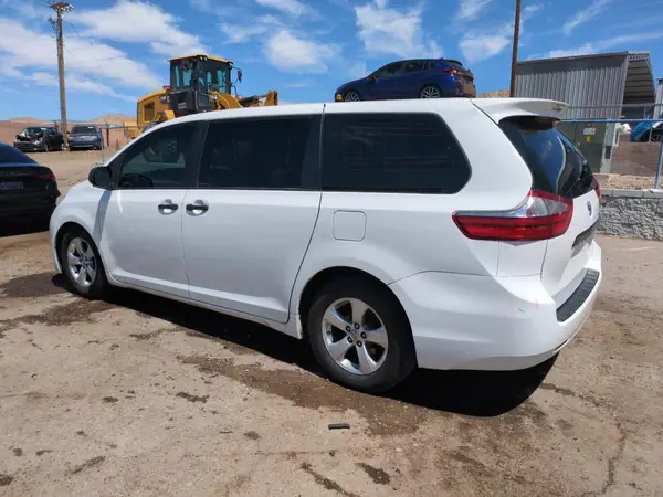 5TDZZ3DC5HS797485 2017 TOYOTA SIENNA - Image 2