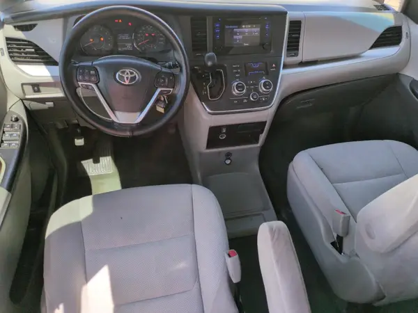 5TDZZ3DC5HS797485 2017 TOYOTA SIENNA - Image 8