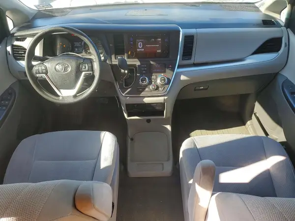 5TDZZ3DC5HS809196 2017 TOYOTA SIENNA - Image 8