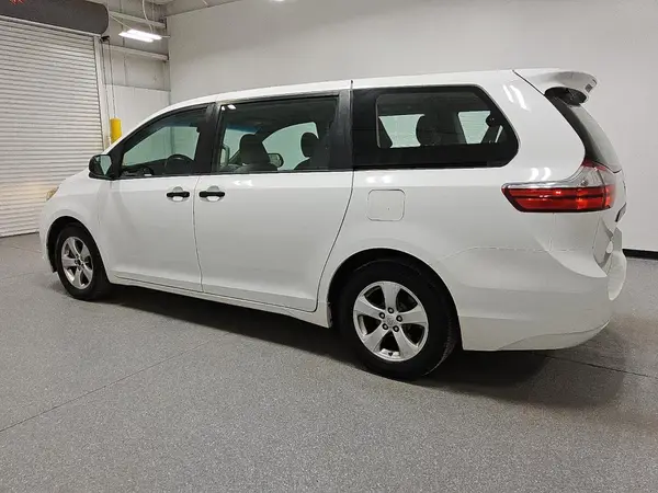 5TDZZ3DC5HS816309 2017 TOYOTA SIENNA - Image 2