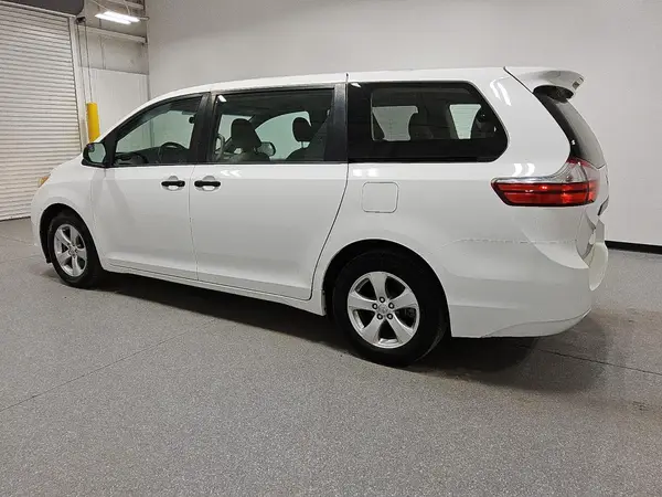 5TDZZ3DC5HS817010 2017 TOYOTA SIENNA - Image 2