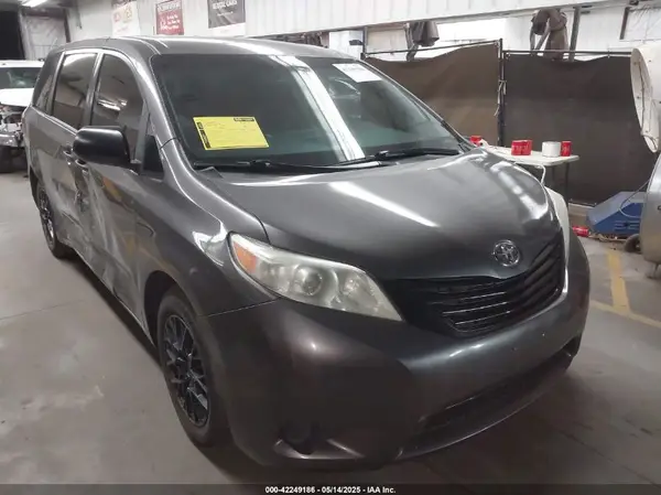 5TDZZ3DC5HS825303 2017 TOYOTA SIENNA - Image 1
