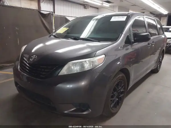 5TDZZ3DC5HS825303 2017 TOYOTA SIENNA - Image 2