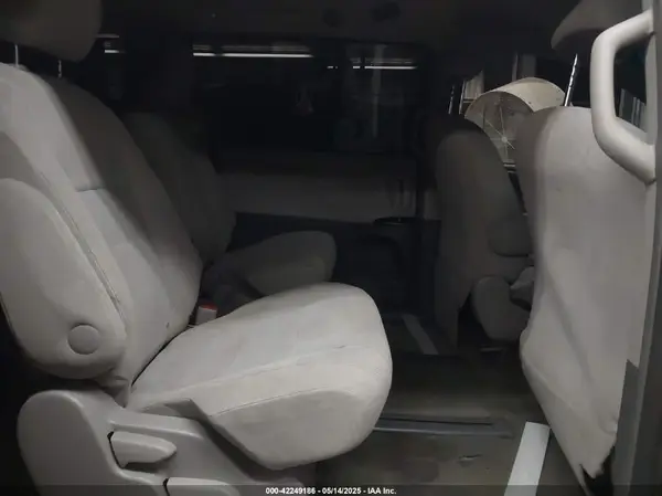5TDZZ3DC5HS825303 2017 TOYOTA SIENNA - Image 8