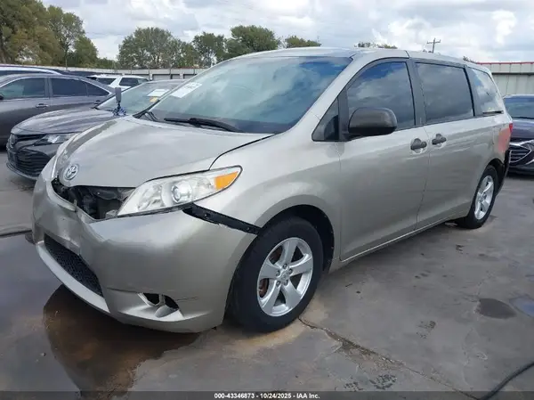 5TDZZ3DC5HS852484 2017 TOYOTA SIENNA - Image 2