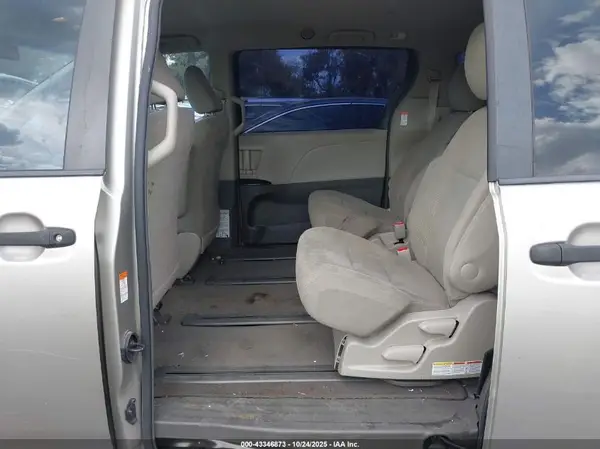 5TDZZ3DC5HS852484 2017 TOYOTA SIENNA - Image 8