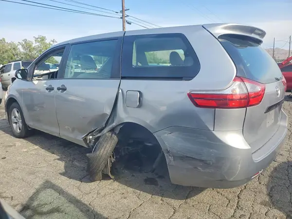 5TDZZ3DC5HS868040 2017 TOYOTA SIENNA - Image 2