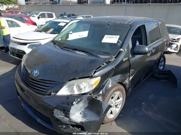 5TDZZ3DC5HS870113 2017 TOYOTA SIENNA - Image 2