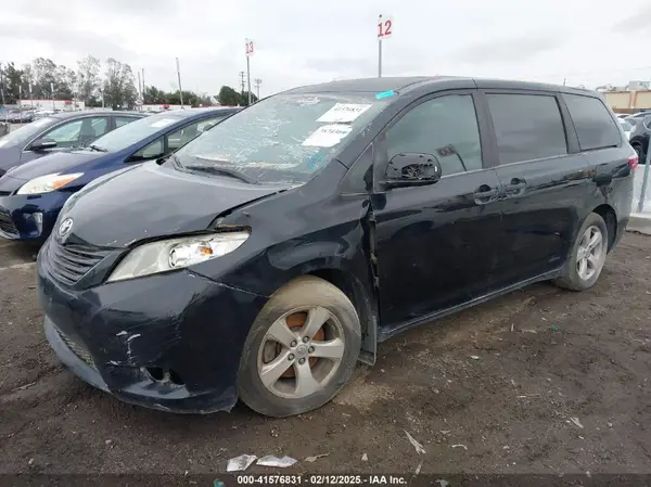 5TDZZ3DC5HS872380 2017 TOYOTA SIENNA - Image 2