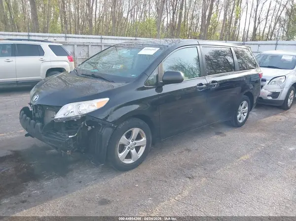 5TDZZ3DC5HS887560 2017 TOYOTA SIENNA - Image 2