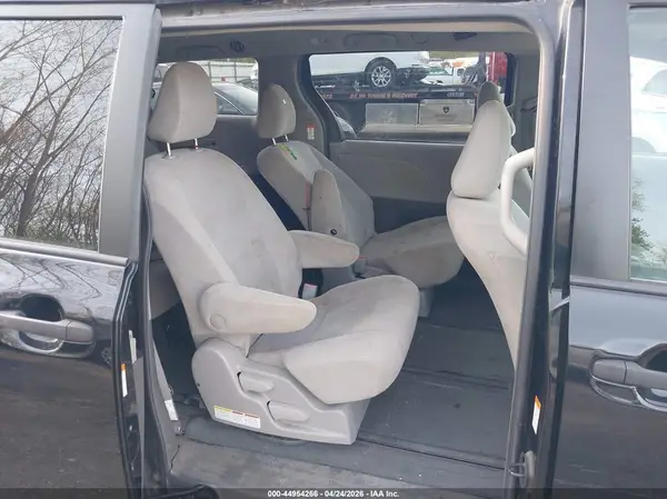 5TDZZ3DC5HS887560 2017 TOYOTA SIENNA - Image 8