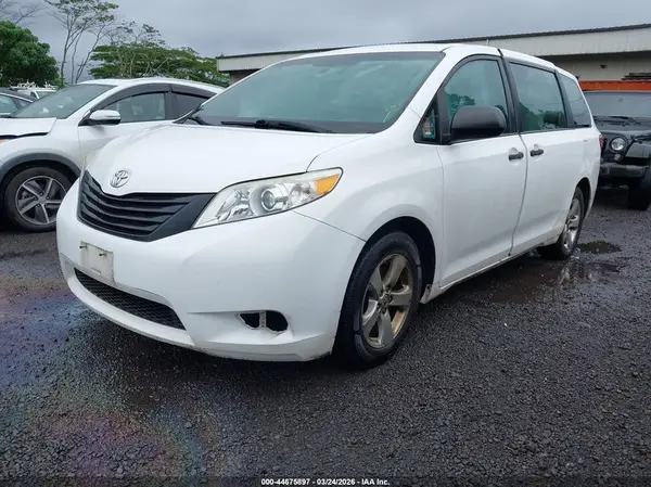 5TDZZ3DC5HS894623 2017 TOYOTA SIENNA - Image 2