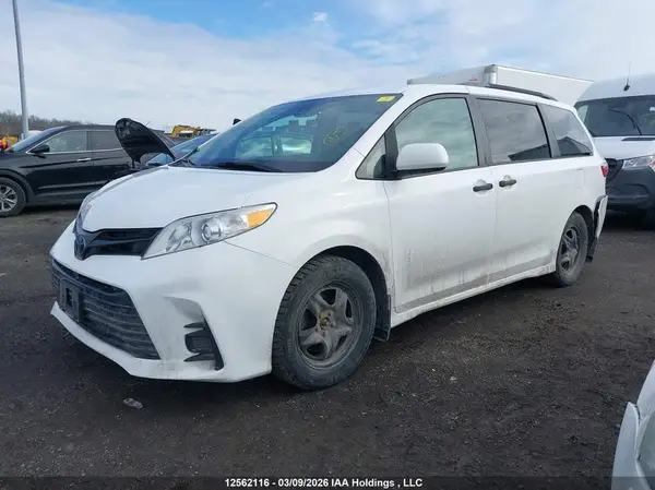 5TDZZ3DC5JS933250 2018 TOYOTA SIENNA - Image 2