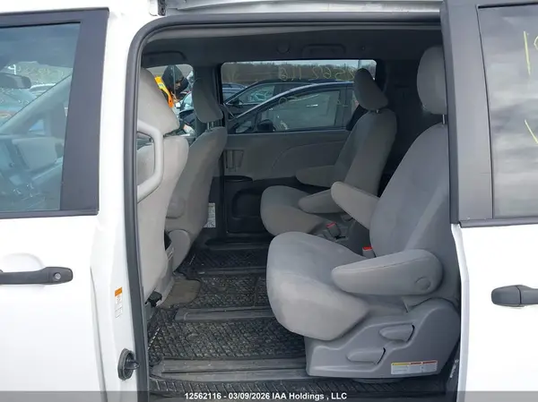 5TDZZ3DC5JS933250 2018 TOYOTA SIENNA - Image 8