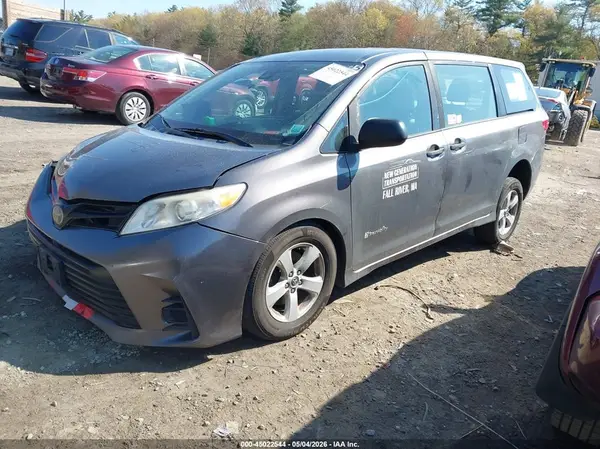 5TDZZ3DC5JS942420 2018 TOYOTA SIENNA - Image 2