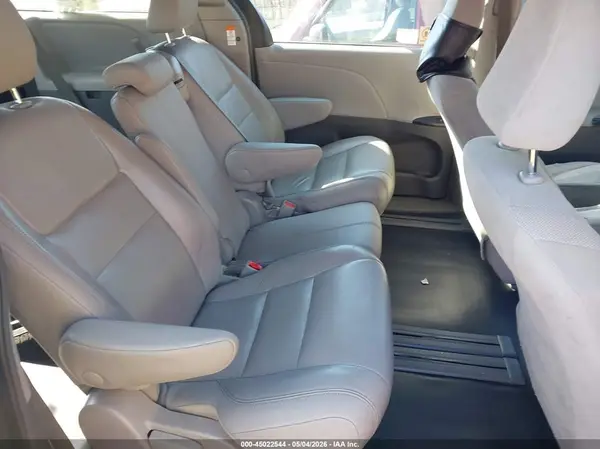 5TDZZ3DC5JS942420 2018 TOYOTA SIENNA - Image 8