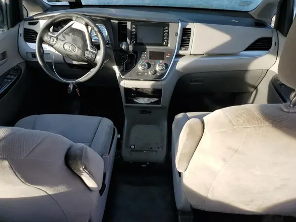 5TDZZ3DC5JS944216 2018 TOYOTA SIENNA - Image 8