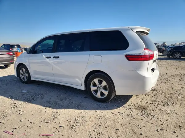 5TDZZ3DC5JS945298 2018 TOYOTA SIENNA - Image 2