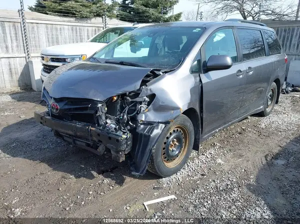 5TDZZ3DC5JS945849 2018 TOYOTA SIENNA - Image 2
