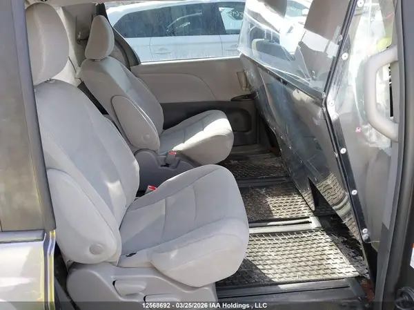 5TDZZ3DC5JS945849 2018 TOYOTA SIENNA - Image 8