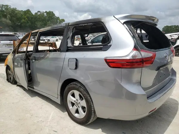 5TDZZ3DC5JS951862 2018 TOYOTA SIENNA - Image 2