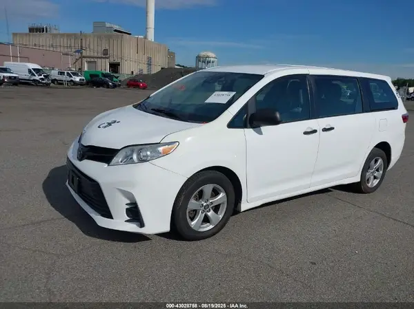 5TDZZ3DC5JS953160 2018 TOYOTA SIENNA - Image 2