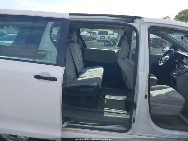 5TDZZ3DC5JS953160 2018 TOYOTA SIENNA - Image 8