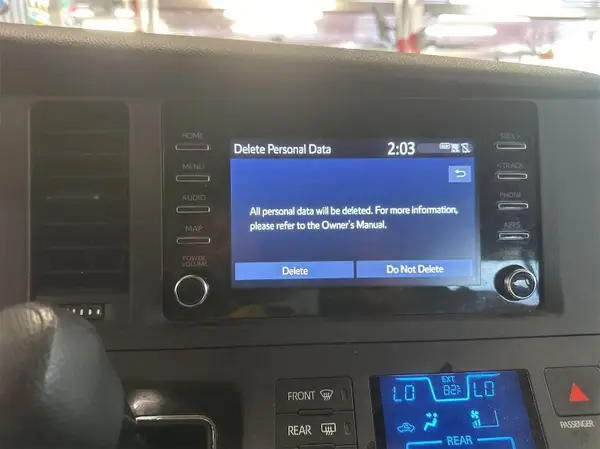 5TDZZ3DC5KS001485 2019 TOYOTA SIENNA - Image 2