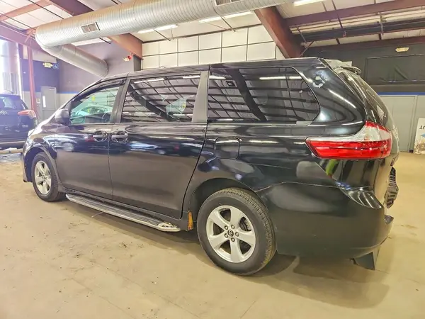 5TDZZ3DC5KS002572 2019 TOYOTA SIENNA - Image 2