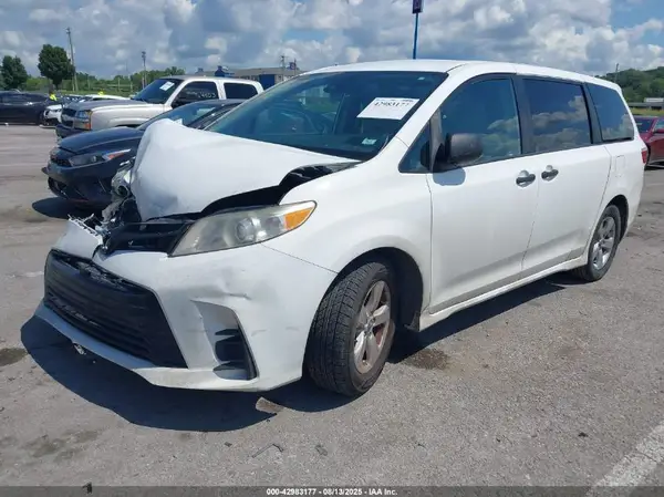 5TDZZ3DC5KS007559 2019 TOYOTA SIENNA - Image 2