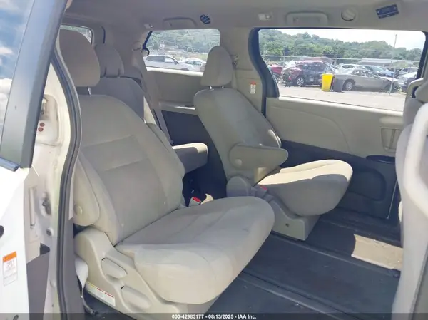 5TDZZ3DC5KS007559 2019 TOYOTA SIENNA - Image 8