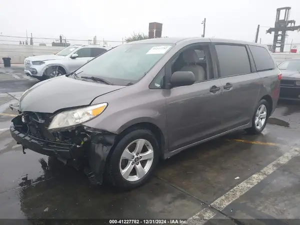 5TDZZ3DC5KS010008 2019 TOYOTA SIENNA - Image 2