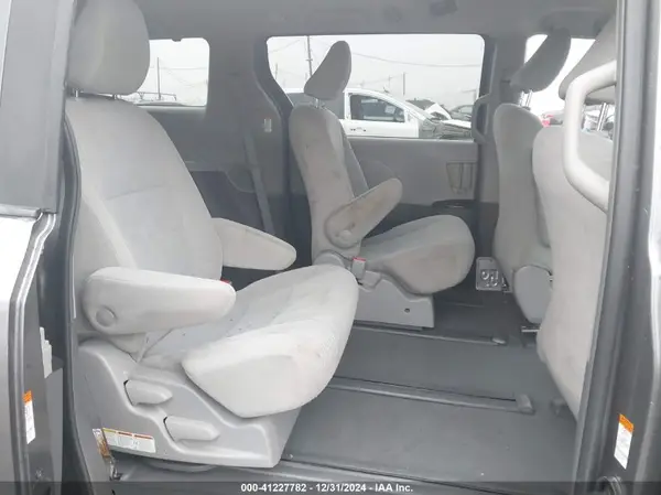 5TDZZ3DC5KS010008 2019 TOYOTA SIENNA - Image 8