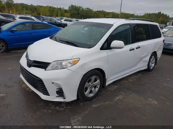 5TDZZ3DC5KS011398 2019 TOYOTA SIENNA - Image 2