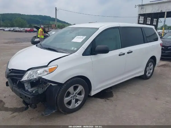 5TDZZ3DC5KS980960 2019 TOYOTA SIENNA - Image 2