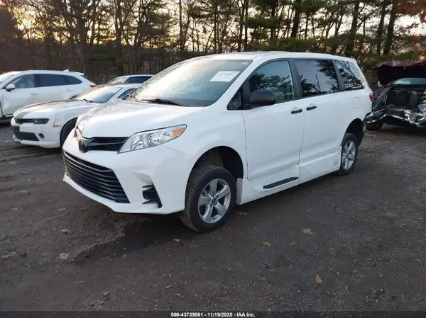 5TDZZ3DC5LS065141 2020 TOYOTA SIENNA - Image 2