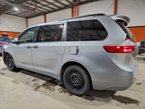 5TDZZ3DC6HS772921 2017 TOYOTA SIENNA - Image 2