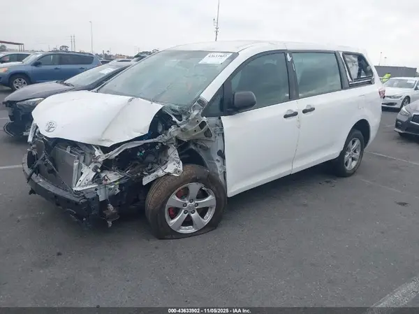 5TDZZ3DC6HS773454 2017 TOYOTA SIENNA - Image 2