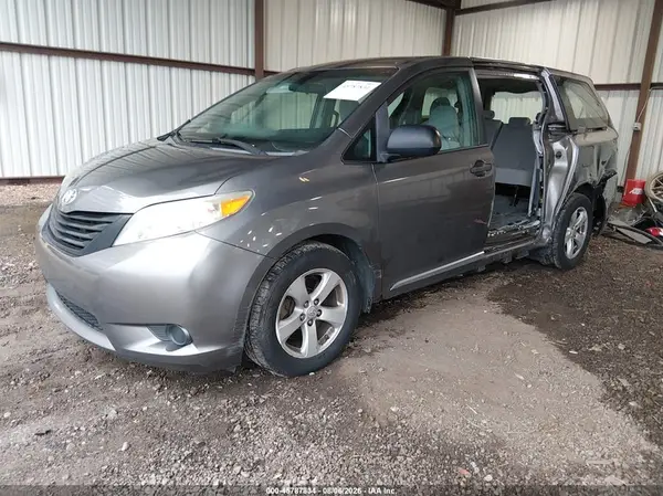 5TDZZ3DC6HS776418 2017 TOYOTA SIENNA - Image 2