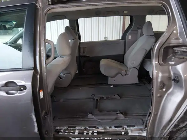 5TDZZ3DC6HS776418 2017 TOYOTA SIENNA - Image 8