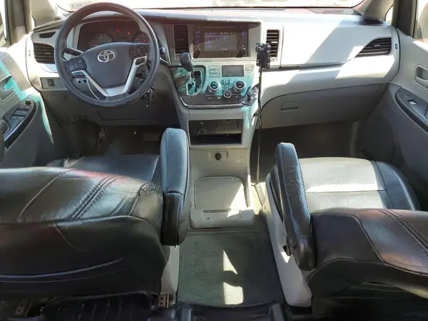 5TDZZ3DC6HS785412 2017 TOYOTA SIENNA - Image 8